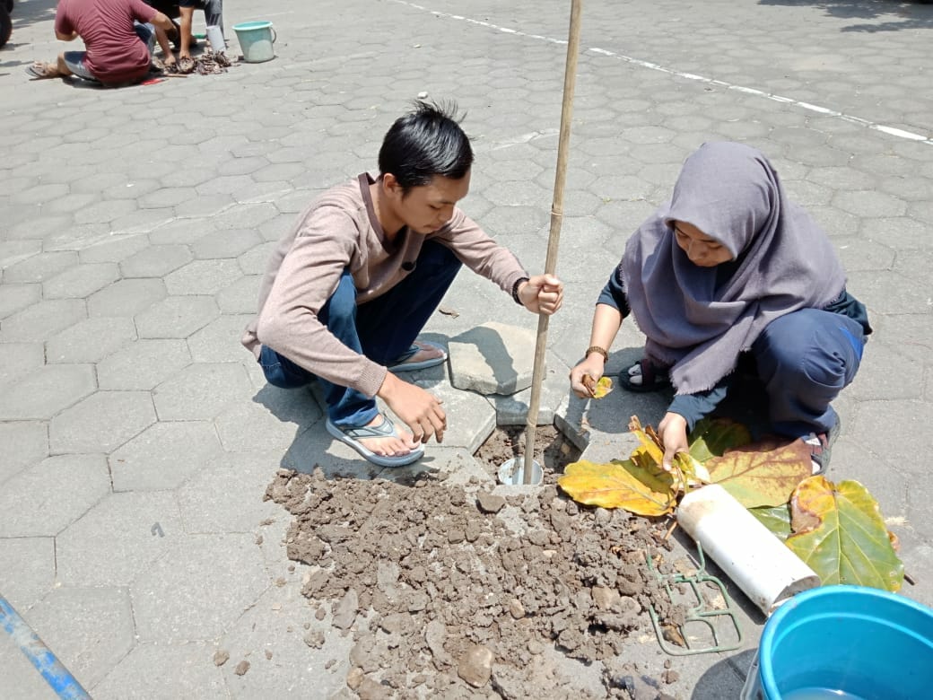 Ramah Lingkungan Melalui Kegiatan Pembuatan Biopori