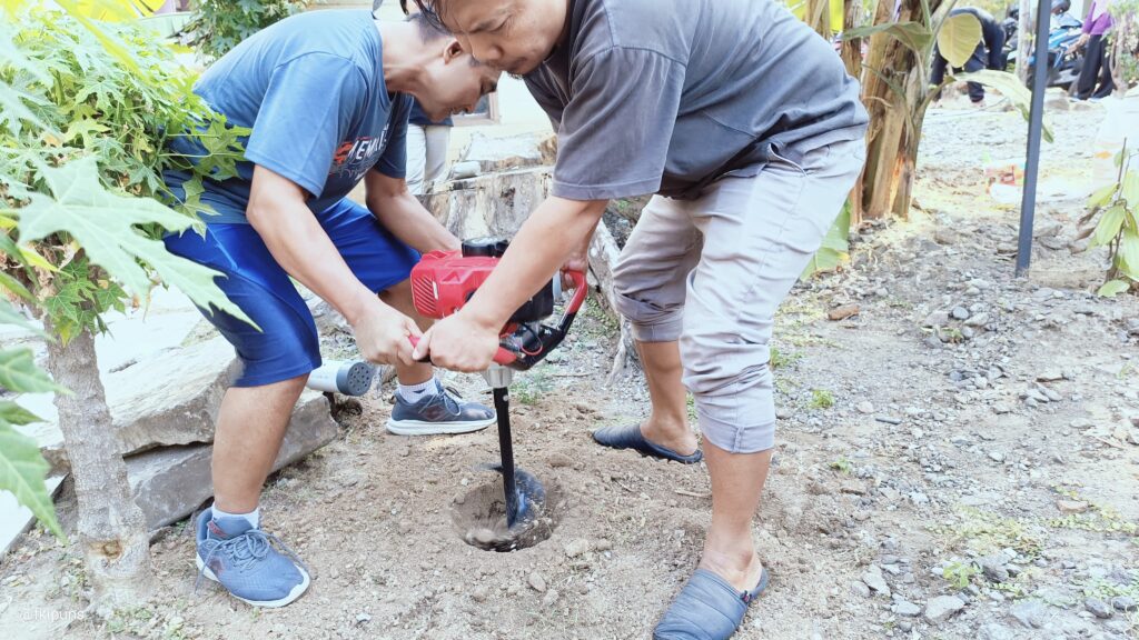 Pembuatan Biopori dan Vertikal Garden di FKIP UNS